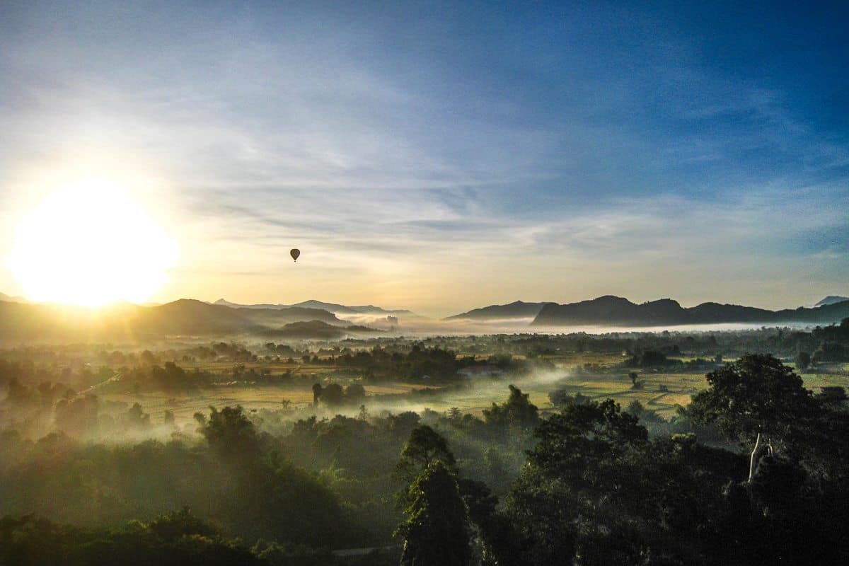 Sunrise hot air balloon in Vang Vieng, Loas