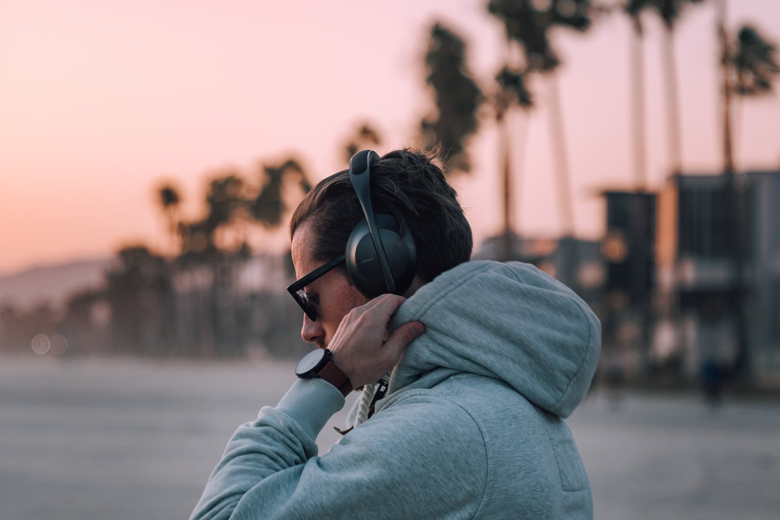 Bose 700 vs QC35: Which Headphones Are Better? -