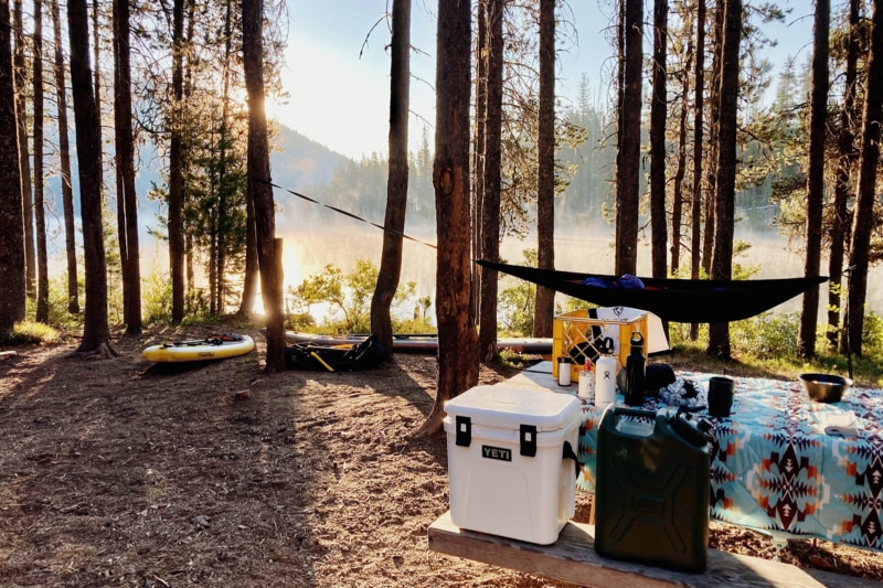 Uma mesa de piquenique em um acampamento com rede